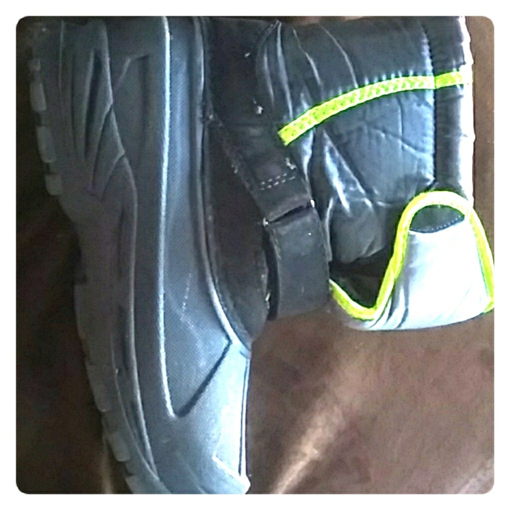 Snow boots